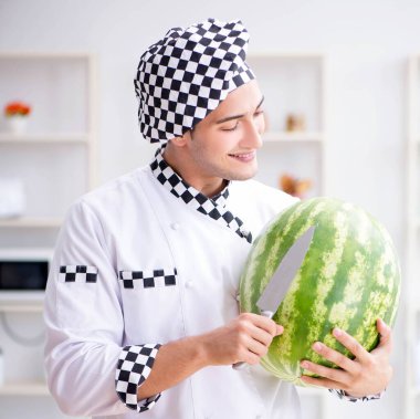 Mutfakta karpuzlu bir erkek aşçı.