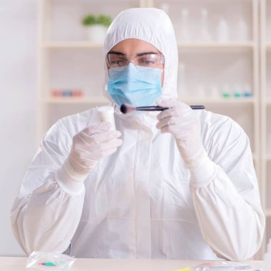 Kanıt için laboratuvarda çalışan uzman bir kriminolog.