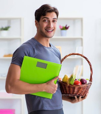 Sağlıklı beslenmenin ve spor yapmanın faydalarını destekleyen bir adam.