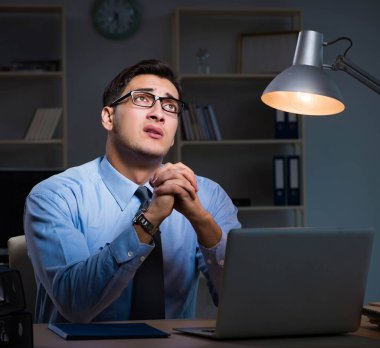 Çalışanların gece geç saatlere kadar çalışması önemli bir haberdir.