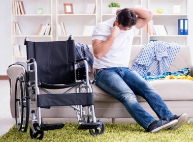 Evde iyileşen engelli adam