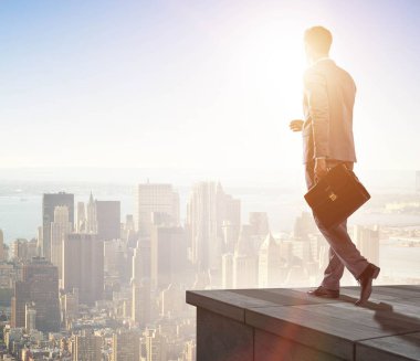 İş adamı iş konseptinde yeni zorluklara hazır