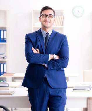 Masada çalışan yakışıklı bir işadamı.