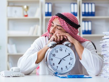 Ofiste çalışan Arap işadamı bir Pi ile evrak işi yapıyor.