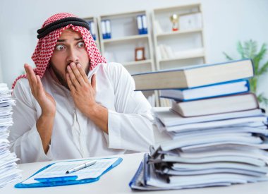 Ofiste çalışan Arap işadamı bir Pi ile evrak işi yapıyor.