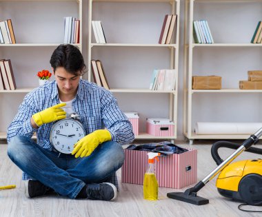 Adam evi temizliyor.