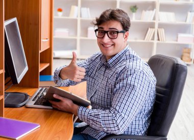 Bilgisayar masasında genç bir öğrenci