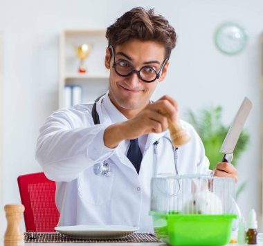 Deli doktor tavşan yemeye hazırlanıyor.