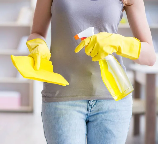 Mulher fazendo limpeza em casa — Fotografia de Stock