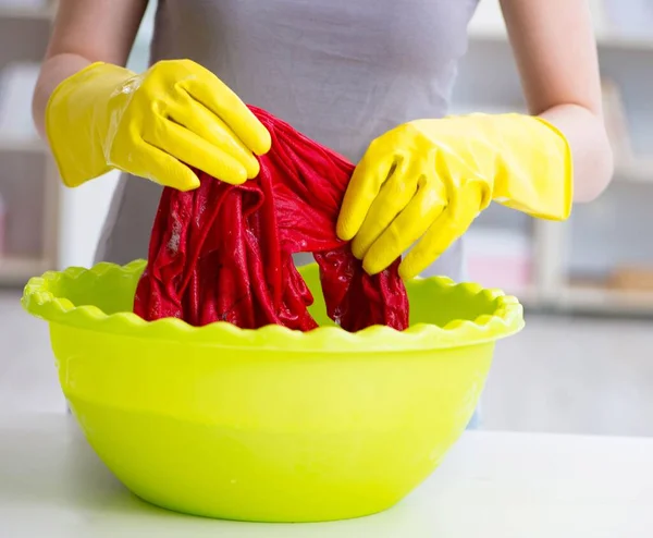 Vrouw aan het schoonmaken thuis — Stockfoto