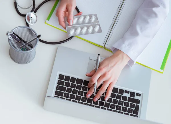 Scrittura a mano prescrizione medica nel computer — Foto Stock