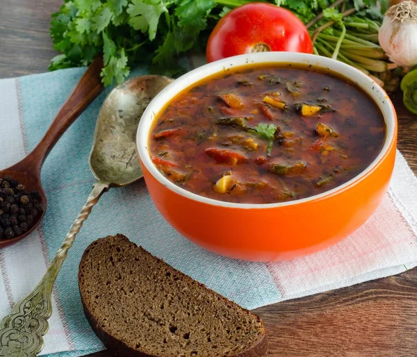 Schüssel mit traditioneller Suppe Borscht auf dem Tisch — Stockfoto