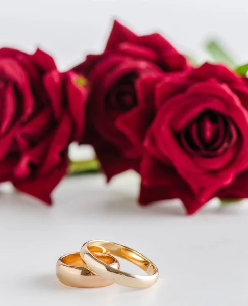 Hochzeitskonzept mit Ringen und Rosen — Stockfoto