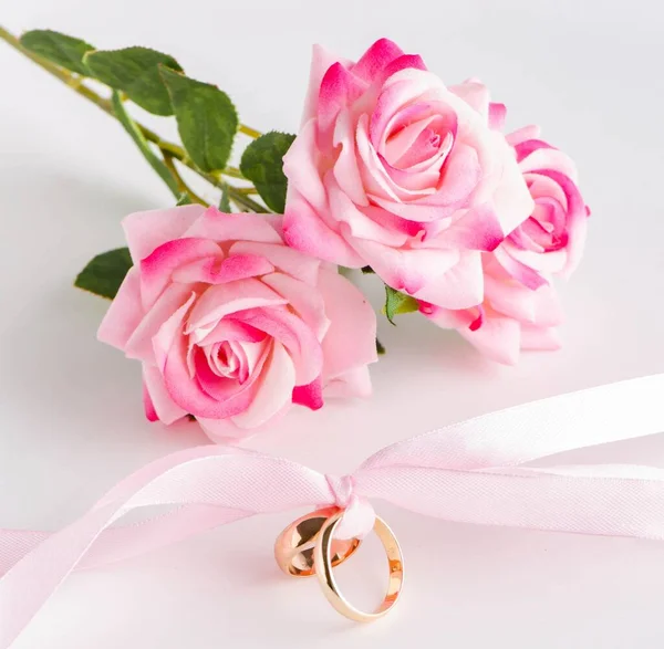 Bruiloft concept met ringen en rozen — Stockfoto