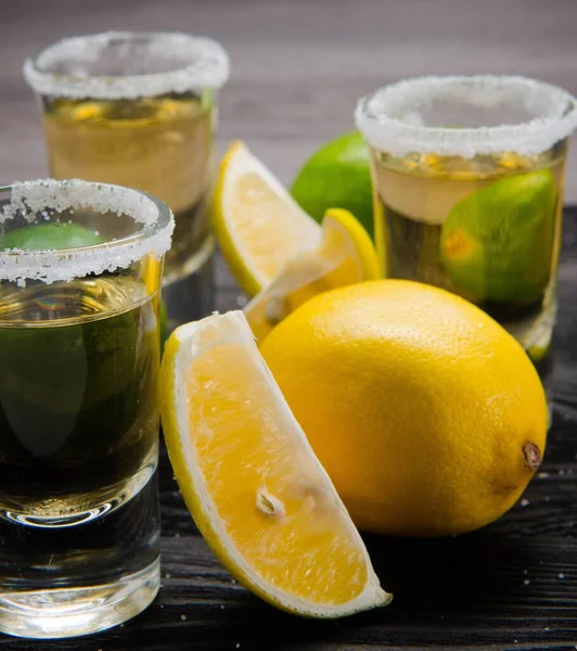 Tequila drink served in glasses with lime and salt — Stock Photo, Image