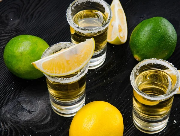 Bebida tequila servida en vasos con lima y sal — Foto de Stock