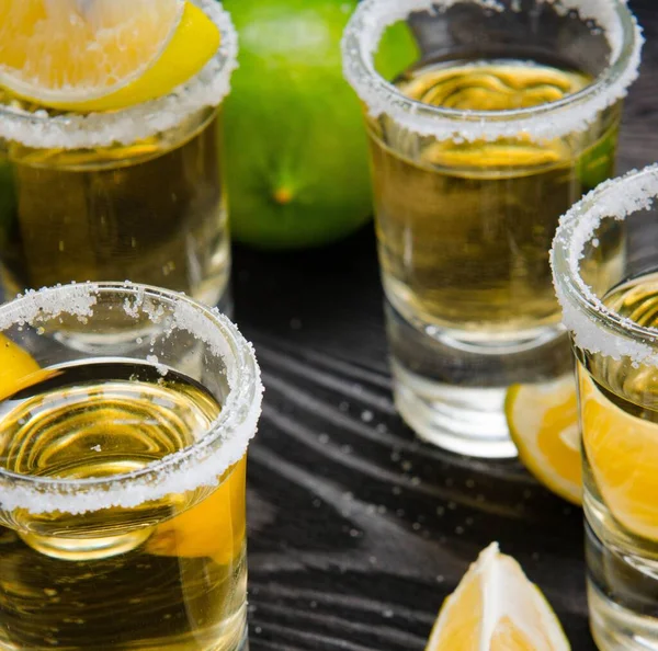 Bebida de tequila servida em copos com limão e sal — Fotografia de Stock