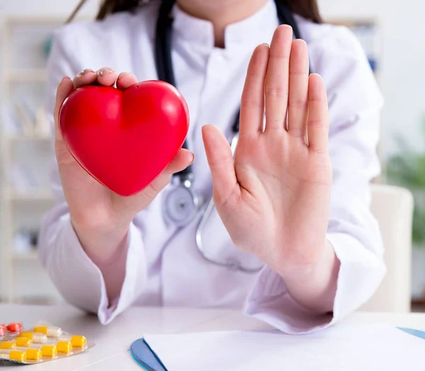 Kardiologe mit rotem Herz im Krankenhaus — Stockfoto