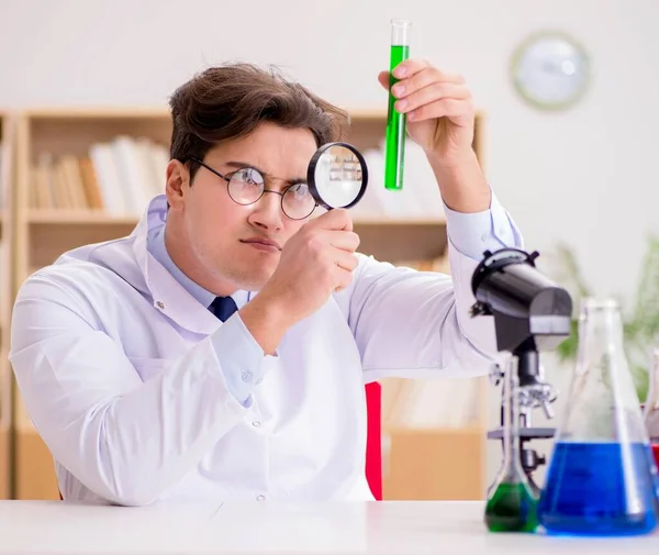 Verrückter Wissenschaftler Arzt macht Experimente im Labor — Stockfoto