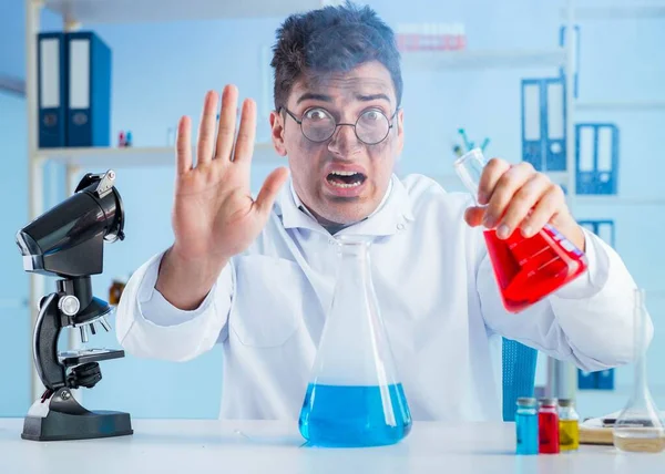 Grappige gekke chemicus die in een laboratorium werkt — Stockfoto