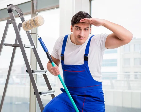 Pintor reparador trabajando en el sitio de construcción —  Fotos de Stock