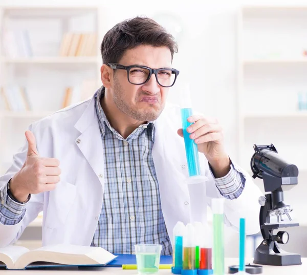 Estudiante de química haciendo experimentos químicos en el aula activi —  Fotos de Stock