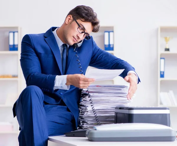 Empresario haciendo copias en copiadora — Foto de Stock