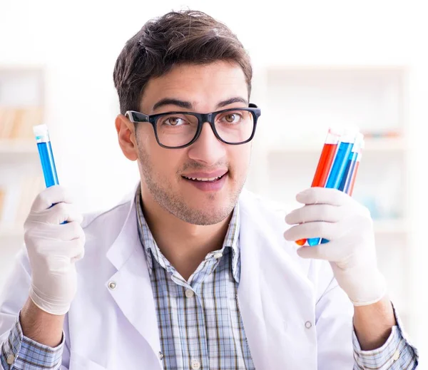 Étudiant en chimie faisant des expériences chimiques en classe activi — Photo