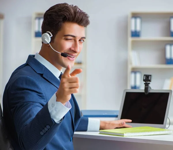 Jovem operador de help desk trabalhando no escritório — Fotografia de Stock