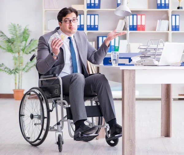 Empresário deficiente que trabalha no escritório — Fotografia de Stock