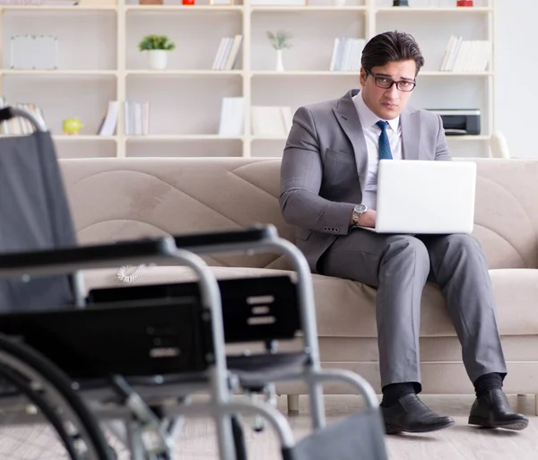 Dsabled biznesmen na wózku inwalidzkim pracuje w domu — Zdjęcie stockowe