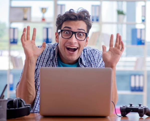 Viciado Gamer jogar jogos de computador em casa — Fotografia de Stock