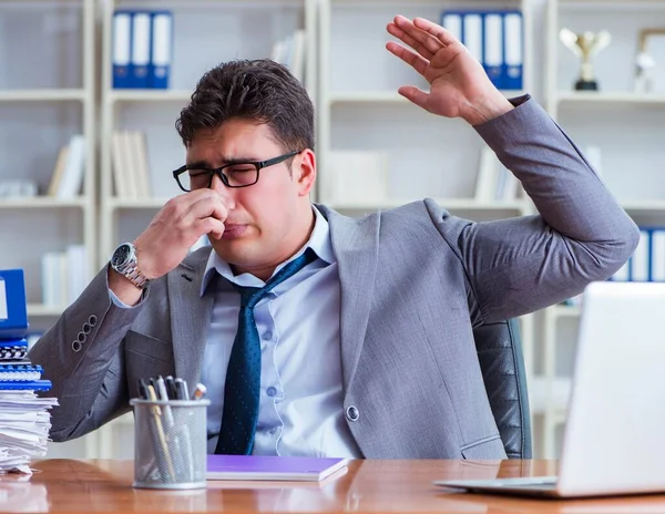 Geschäftsmann schwitzt bei Arbeit im Büro übermäßig übel — Stockfoto