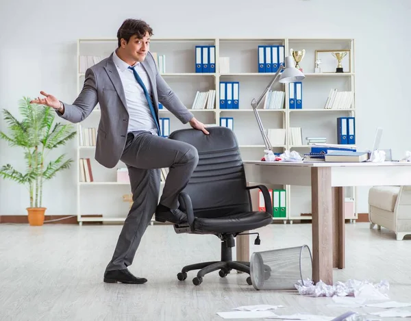 Uomo d'affari si diverte a prendersi una pausa in ufficio al lavoro — Foto Stock