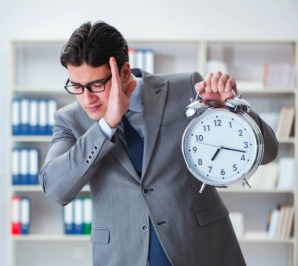 Empresario con despertador en la oficina — Foto de Stock