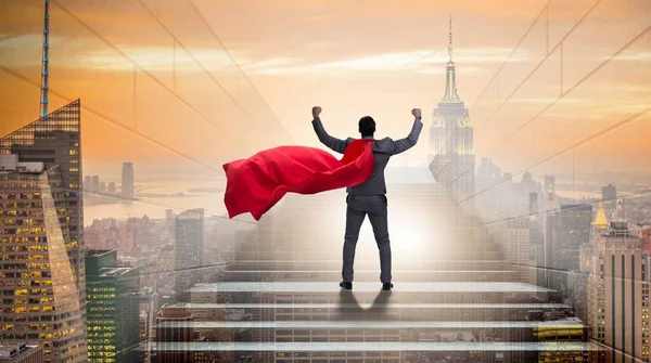 Супергерой-бизнесмен, успешный в карьерной лестнице — стоковое фото