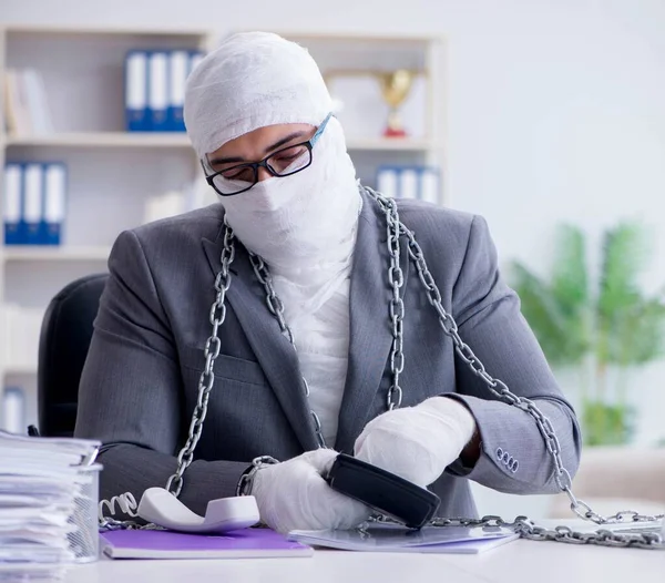 Homme d'affaires bandé travaillant dans le bureau faisant de la paperasserie — Photo