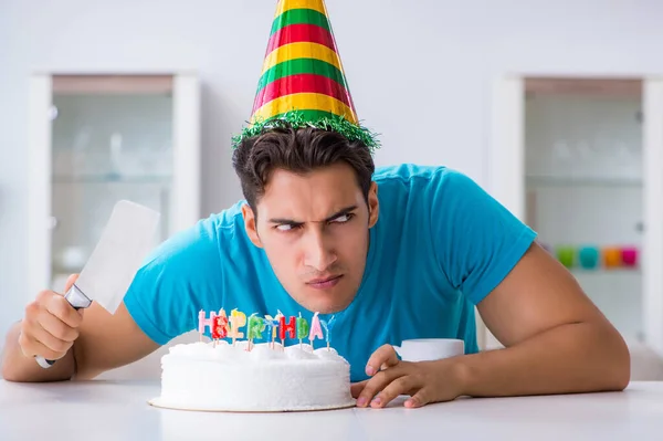 Joven celebrando cumpleaños solo en casa — Foto de Stock