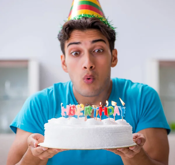 Junger Mann feiert Geburtstag allein zu Hause — Stockfoto