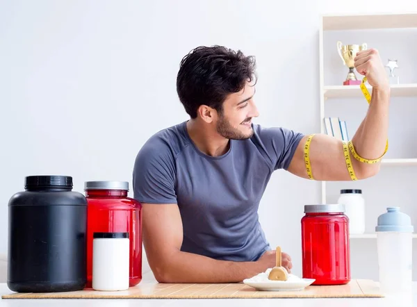 Sportler probieren neue Proteinpräparate für bessere Muskeln — Stockfoto