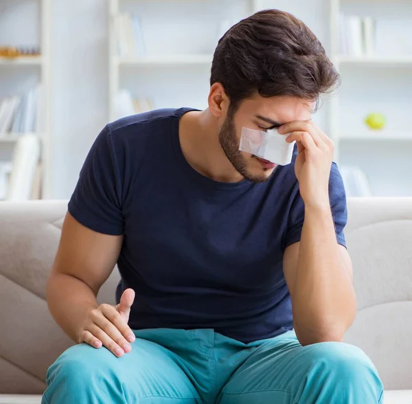 Hombre joven recuperando la curación en casa después de la cirugía plástica nariz — Foto de Stock