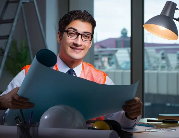 Bouwkundige die 's avonds laat aan tekeningen werkt — Stockfoto