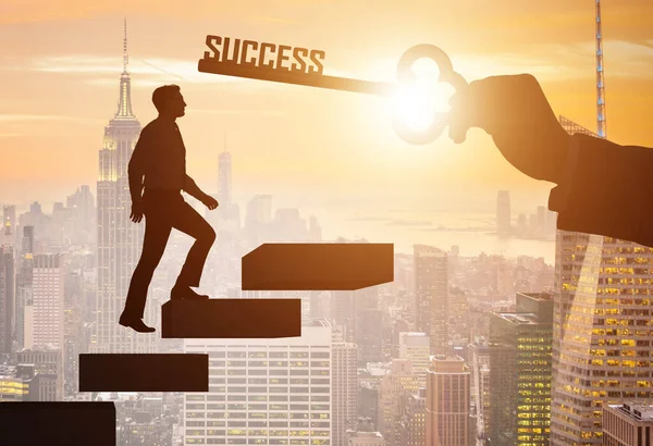 Affärsman klättra karriärstegen för framgång — Stockfoto