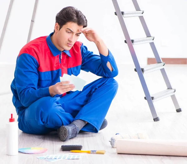 Joven pintor tratando de combinar colores para el trabajo de pintura —  Fotos de Stock