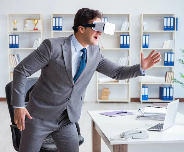 オフィスでVRメガネをかけて運動するビジネスマン — ストック写真