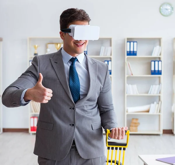 Homme d'affaires faisant de l'exercice avec un expanseur élastique portant des lunettes VR — Photo