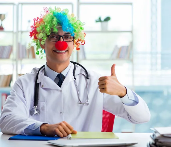 Legrační pediatr s klaunskou parukou na nemocniční klinice — Stock fotografie
