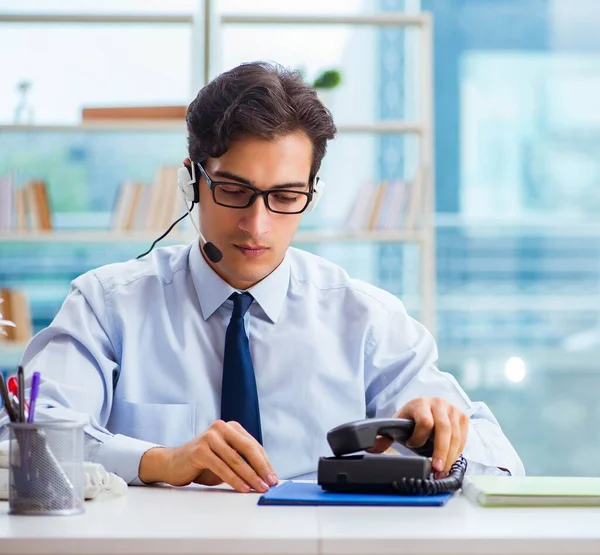 Trabalhador irritado infeliz do call center frustrado com a carga de trabalho — Fotografia de Stock