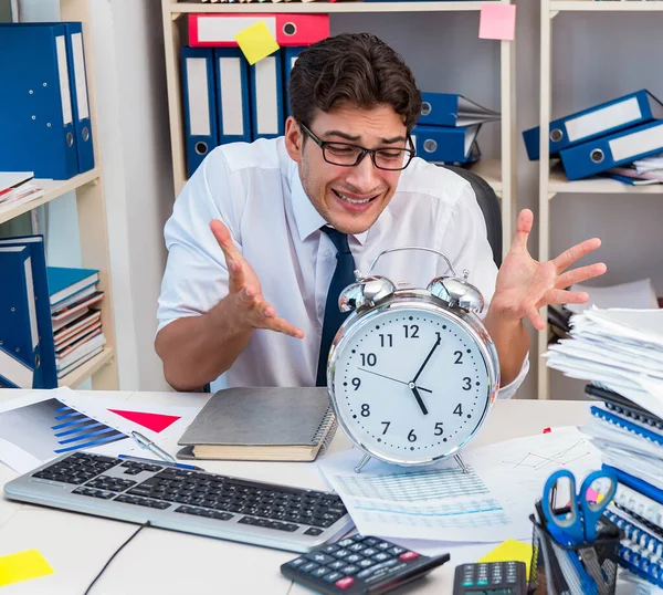 Uomo d'affari che lavora in ufficio con mucchi di libri e carte — Foto Stock