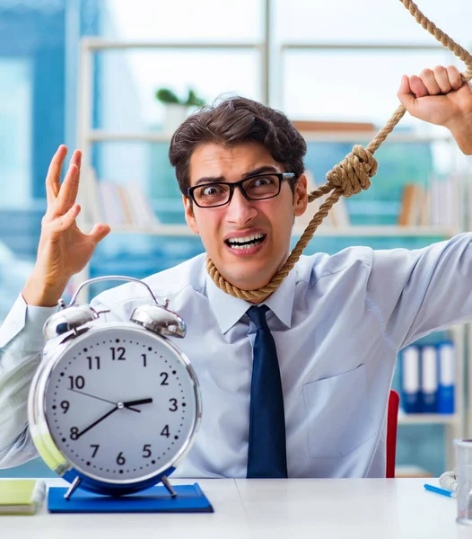 Ongelukkige zakenman die denkt zichzelf op te hangen in het kantoor — Stockfoto